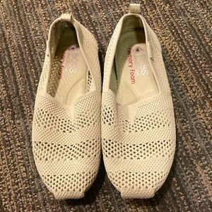 Size 6, tan color bobs, lightly used